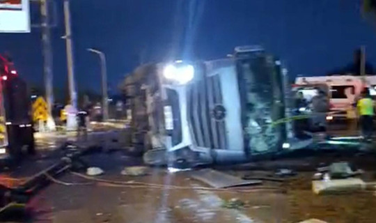 Antalya'da Feci Kaza, 2 Kişi TIR'ın Altında Kaldı
