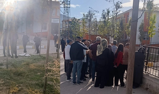 Van'da Silahlı Öğrenci Paniği! Pompalı Tüfekli Gence Veli ve Öğretmenler Son Anda Müdahale Etti