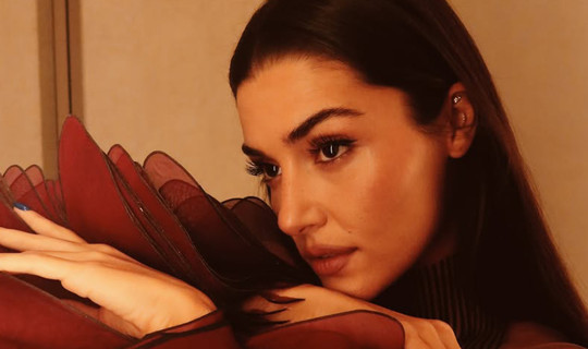 Hande Erçel Paris'te Göz Kamaştırdı! Sıra Dışı Elbisesiyle Dikkatleri Üzerine Çekti