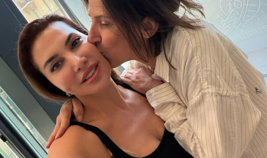 Ebru Yaşar ile Amanda Mille Arasında Dostluk Pozu