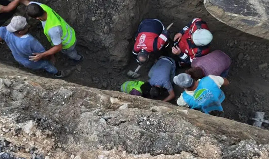Hatay'da Zamanla Yarış! Göçük Altında Alan İşçi Kurtarıldı
