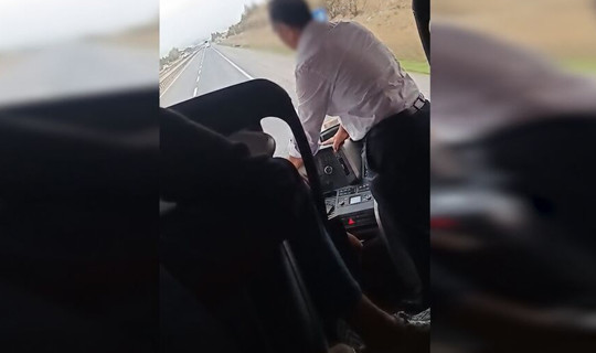 Seyir Halinde Şoför Değişimi Skandalı! Yolcu Otobüsünde Can Kumarı Kamerada
