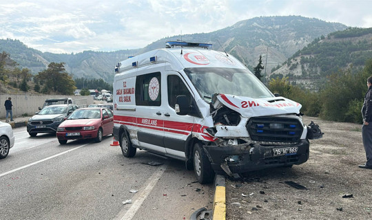 Burdur'da Ambulans Zincirleme Kazaya Karıştı, Yaralılar Var
