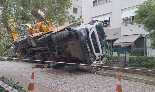 Kadıköy'de Devrilen Vinç 11 Katlı Binaya Çarptı