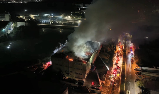 İstanbul'da Korkutan Fabrika Yangını! Alevler 2 Metreyi Aştı, 8 Noktadan Müdahale Edilen Yangın 5 Saatte Söndürüldü