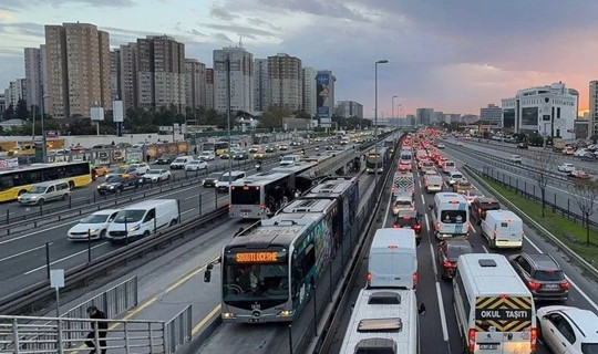 İstanbul'da Trafik Alarmı, Harita Kırmızıya Büründü