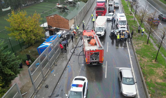 İstanbul'da Tır Dehşeti: Karşı Şeritteki 2 Araca Çarpıp 5 Metreden Aşağı Düştü! Yaralılar Var