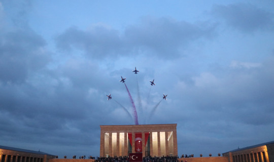 Türk Yıldızları'ndan Anıtkabir Semalarında Saygı Uçuşu