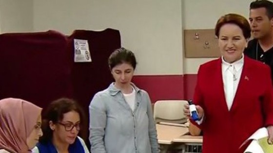 Meral Akşener oyunu kullandı