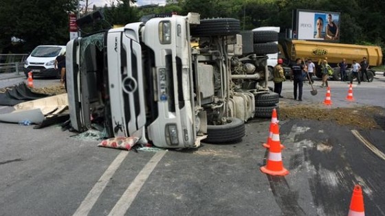 İstanbul'da kaza: Trafik kilitlendi