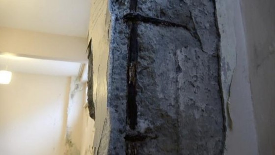 Sultangazi'de kolonları çatlayan binada yaşam