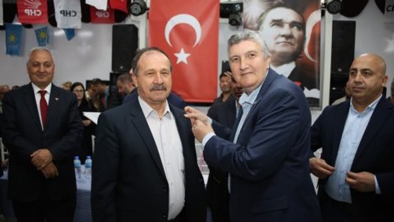Bayraklı'da 1249 kişi AKP'den istifa ederek CHP'ye geçti