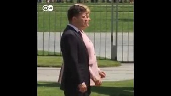 Almanya Başbakanı Angela Merkel'in, ayakta durmakta zorlandığı görüldü