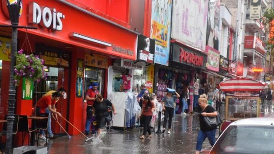 Kırıkkale'de yağmur etkili oldu, iş yerlerini su bastı