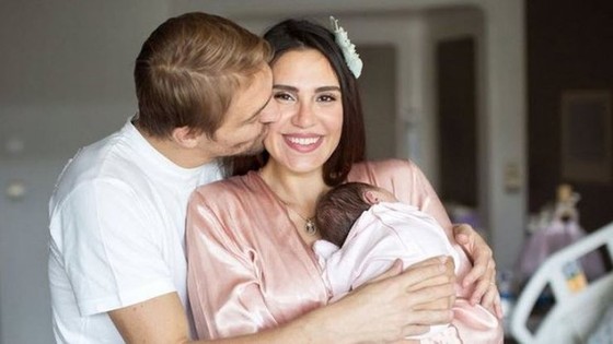 Caner Erkin ve Şükran Ovalı'nın bebeği anneye benzetildi