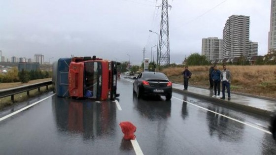 Başakşehir TEM yanyolda kaza sonrası kamyonet devrildi