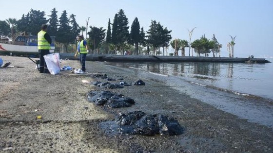 Aliağa'da petrol sızıntısı, sahilde kirliliğe neden oldu