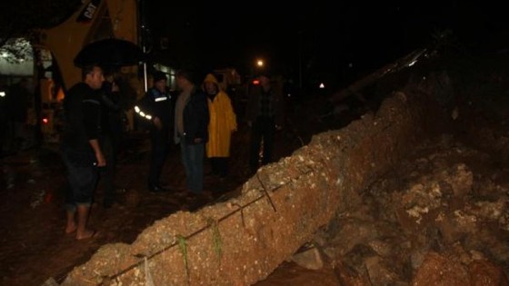 Şanlıurfa'da sağanak, okulun istinat duvarını yıktı