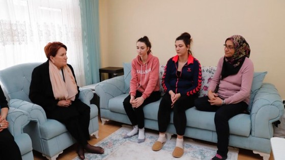 Meral Akşener'den şehit Esma Çevik'in ailesine taziye ziyareti