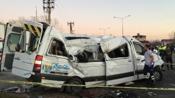 Öğrenci servis minibüsü devrildi: 12 yaralı