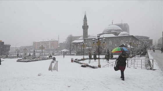 Erzurum'da sokakta birlikte yürümeye 2 kişi sınırı