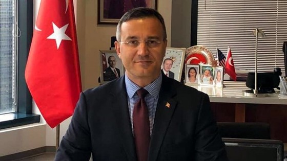 Ketçaplı sarma paylaşan Türk diplomatın tweeti Yunanistan’da manşet oldu