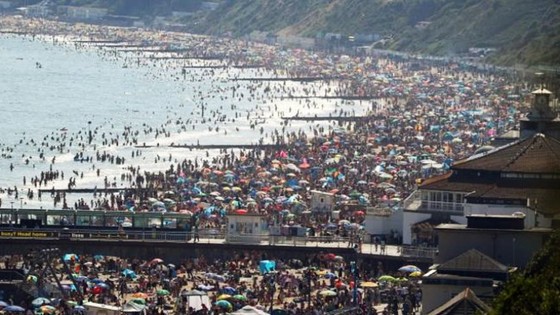 İngiltere'de yılın en sıcak günü yaşandı; binlerce kişi denize akın etti