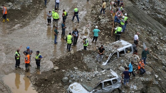 Yusufeli Barajı şantiyesini sel bastı! Ölü ve kayıplar var