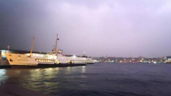 Sağanak yağışın etkili olduğu İstanbul'u şimşekler aydınlattı
