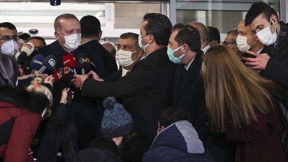 Erdoğan'ın koronavirüs aşısı vurdurmaya gittiği görüntülerde Bilal Erdoğan - Berat Albayrak detayı