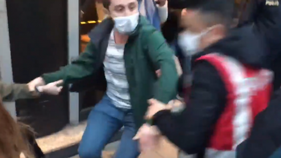 Göstericilere müdahale eden polis hızını alamadı! Sivil polisi de gözaltına almak istedi