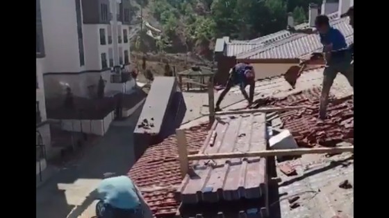 Parasını alamayan işçiler, yaptıkları villanın çatısını böyle söktü