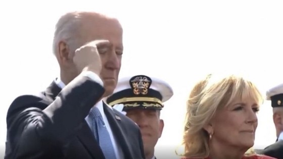 Joe Biden, ayakta uyuyakaldı!