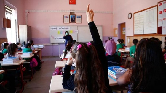 İzmir'de binlerce imza toplandı: 'Öğrencilere günde bir öğün ücretsiz yemek verilsin'