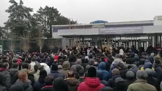 Lastik işçileri insanca ücret için eylemde