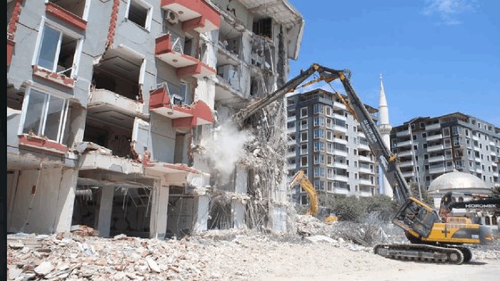 Hatay'da ağır hasarlı binaların yıkımı sürüyor: Anıların yıkılması, ikinci bir yıkım...