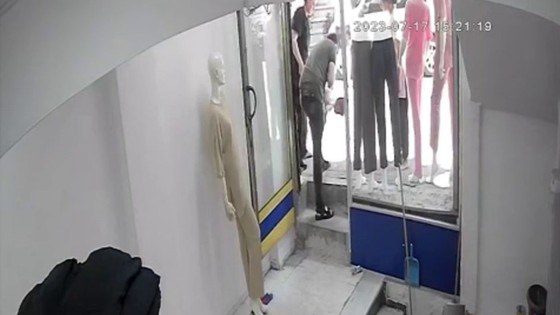 Boğazına şeker takılan çocuğu esnaf kurtardı: O anlar kameraya yansıdı