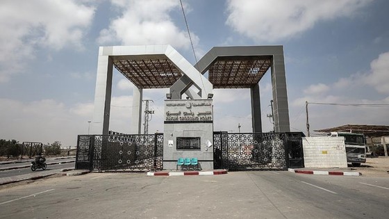 Refah Sınır Kapısı açıldı: 20 yardım kamyonunun girmesi bekleniyor
