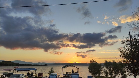 Dünyada Gün Batımının En Güzel İzlendiği Yerlerden Biri Olan Çıldır Gölü'ndeki Manzara Görenleri Hayran Bırakıyor