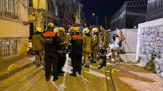 Fatih'te Bina Çöktü! Bir Kişi Alt Kata Düşerek Yaralandı