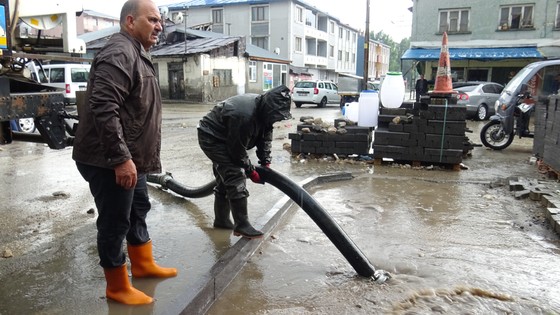 Kars'ı Sağanak ve Dolu Vurdu