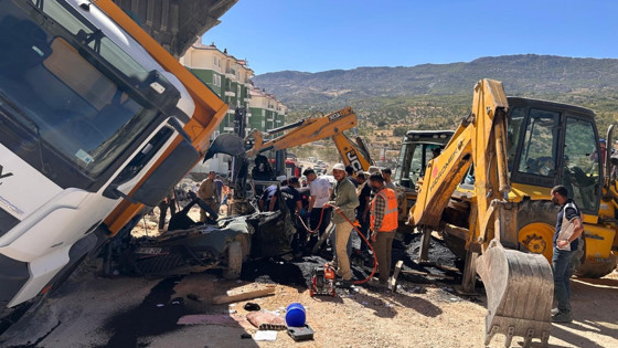 Adıyaman’da Kamyon Devrildi: Otomobil Sürücüsü Ezilerek Hayatını Kaybetti