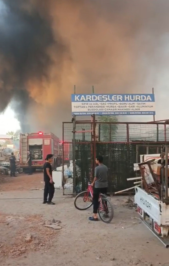 Bursa'da Geri Dönüşüm Tesisinde Korkutan Yangın: Dumanlar Gökyüzünü Kapladı - Resim : 2