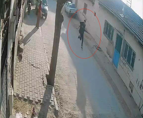 Manisa’da Lise Önünde Silahlı Saldırı! Çok Sayıda Yaralı Var: Saldırgan Gözaltında, Soruşturma Başlatıldı - Resim : 2