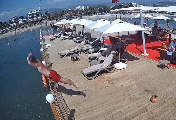 Alanya’da Kahreden Anlar Kamerada! Yasak Olduğu Halde Denize Atladı, Hayatını Kaybetti - Resim : 1