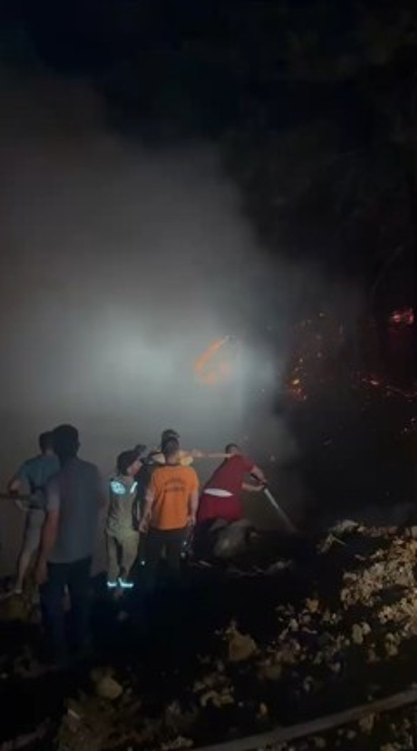 Orman Yangınları Yurdu Sardı! Biri Biterken Diğeri Başlıyor, Alevlerle Amansız Mücadele Gece Gündüz Sürüyor - Resim : 16