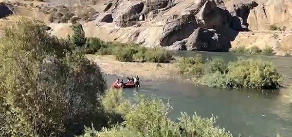 Elazığ’da Nefes Kesen Olay! 4 Kişi Adacıkta Kapana Kısıldı, Yardımlarına İtfaiye Koştu - Resim : 2