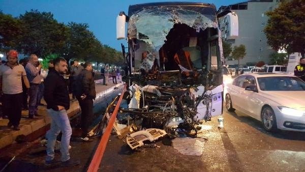 Zonguldak'ta yolcu otobüsü, TIR'a çarptı: 1 ölü, 17 yaralı - Resim: 1
