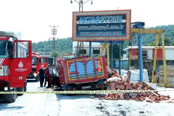 Kağıthane'de kum yüklü kamyonet duvara çarptı: 1 yaralı - Resim: 2