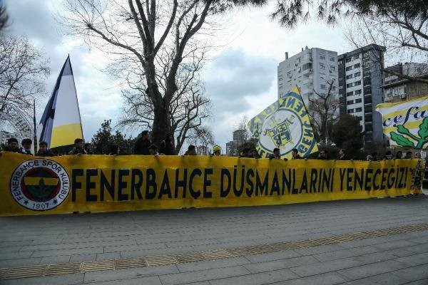 Fenerbahçe taraftarı hakem kararlarını protesto etti - Resim: 3